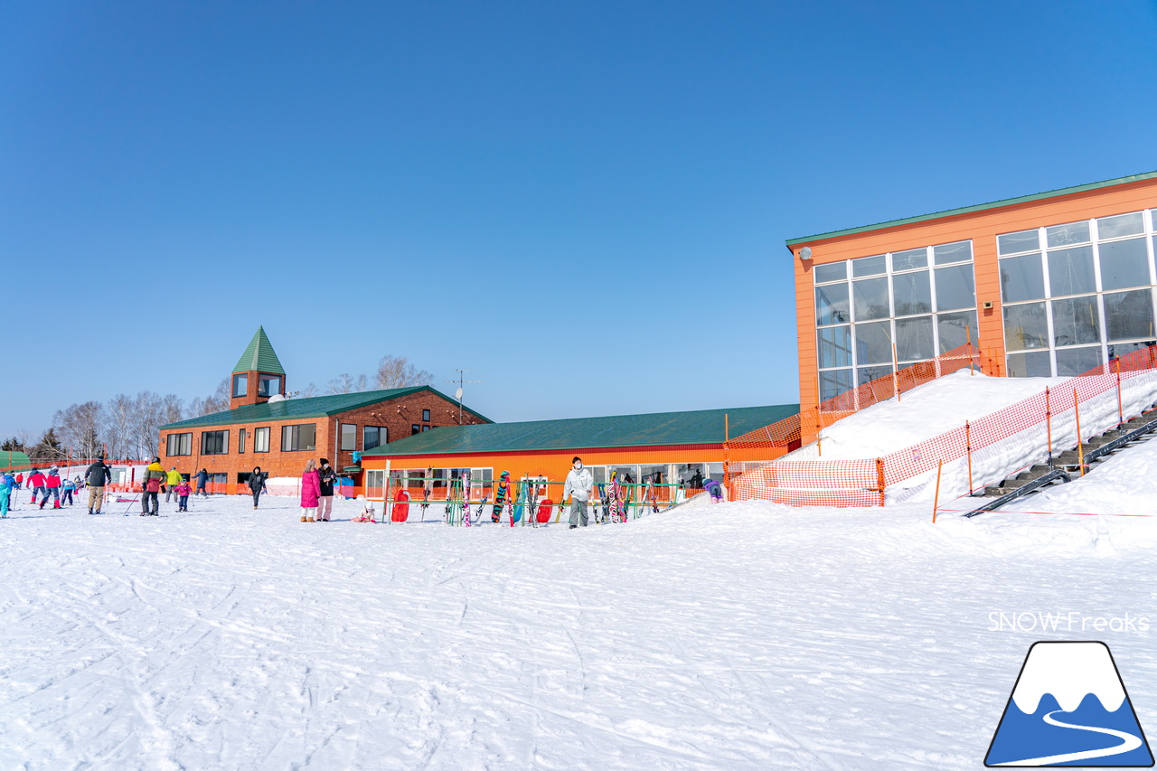 旭川サンタプレゼントパーク・マロースゲレンデ｜旭川市の街並みの向こうに北海道最高峰「旭岳」を望む大パノラマ。旭川市民御用達の絶景ゲレンデへ！